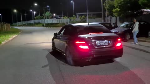 Fazendo massagem no asfalto