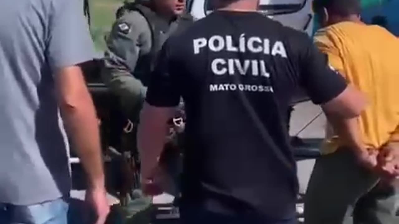 Criminoso sendo transportado