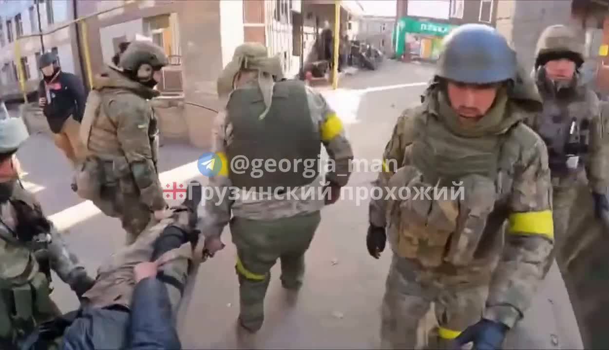 Зверье грузынское таскают полу дохлых свиней с поля боя