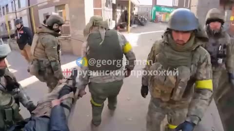 Зверье грузынское таскают полу дохлых свиней с поля боя