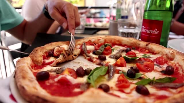 Italians shrug as Domino's closes stores