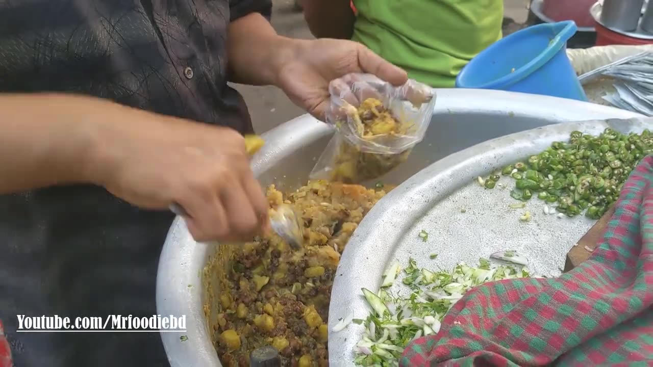 Super Fast Man Selling MASALA JHAL MURI. Bangladeshi Street Food.