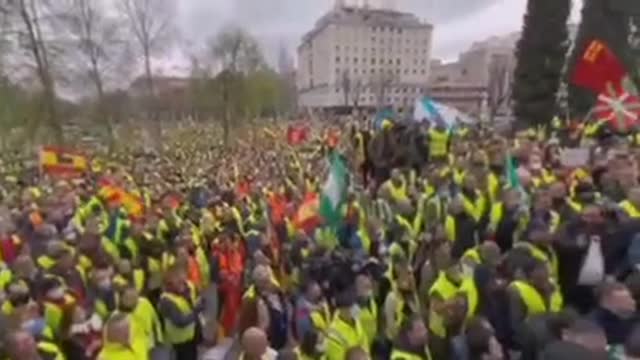 TRUCKERS hit the streets in Madrid, Spain - This is a worldwide movement!!