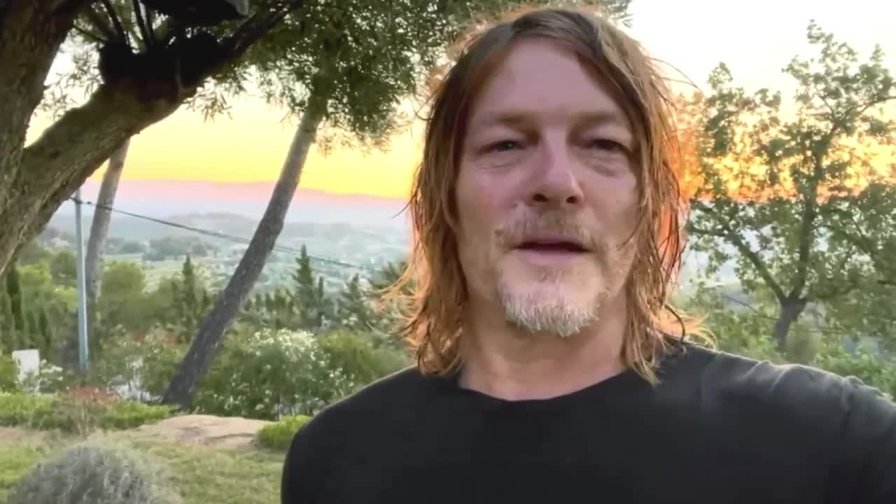 Steven Yeun & The Walking Dead Cast Send One Last Message To The Fans