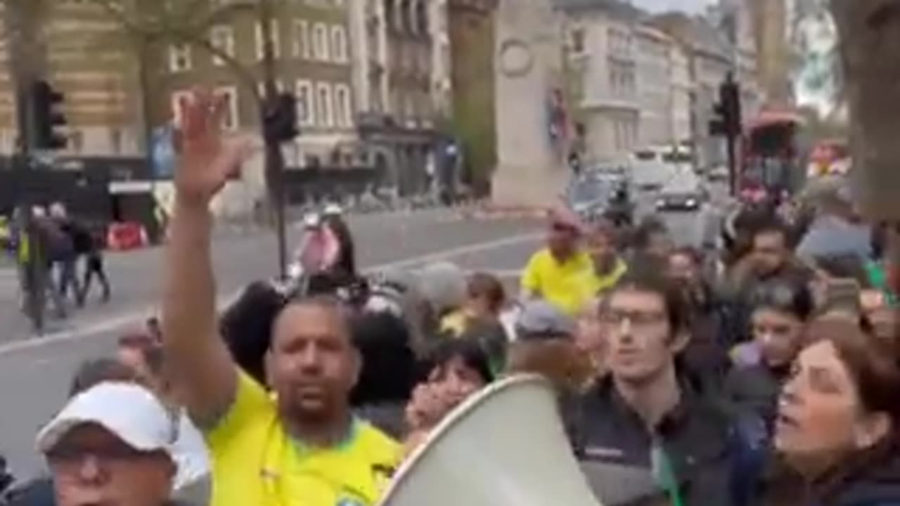 Inglaterra : No topo disparado a música mas cantada no mundo "lula ladrão seu lugar é na prisão"
