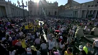 Pope delivers Easter message to thousands of teens