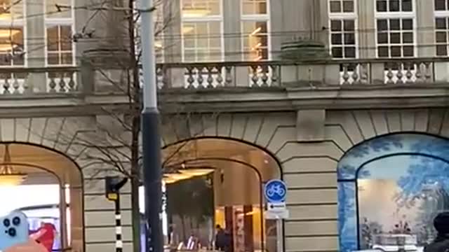 Hostage situation at the Apple store in Amsterdam