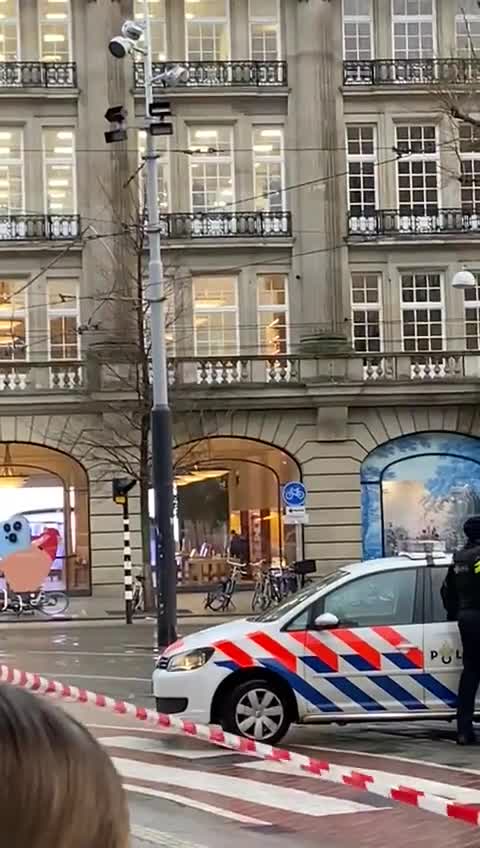 Hostage situation at the Apple store in Amsterdam