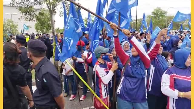 Suasana tegang antara penyokong PN, BN dengan laungan penyamun, katak