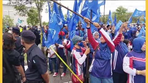 Suasana tegang antara penyokong PN, BN dengan laungan penyamun, katak