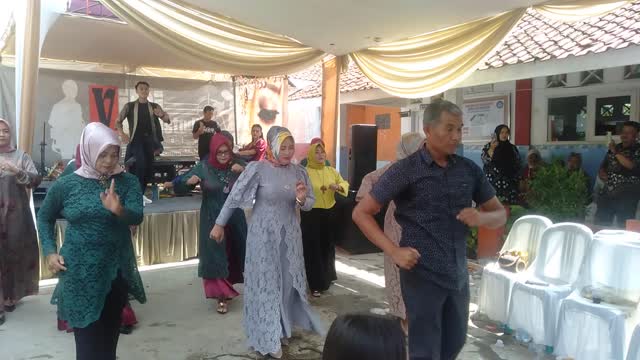 dance dangdut at the wedding