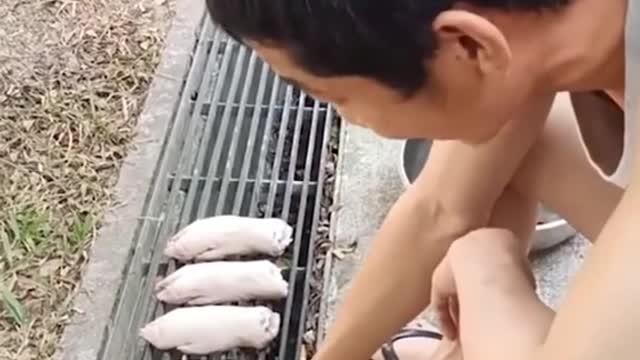 Man cooks pork trotters over longkang grille in MacPherson