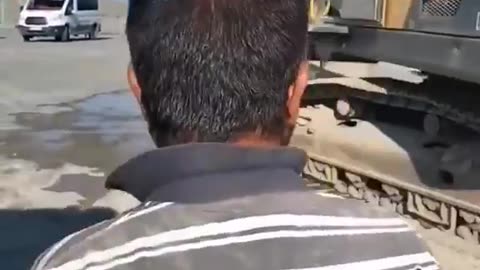 DEREYE DÜŞEN İNEĞİ KEPÇEYLE KURTARMAK