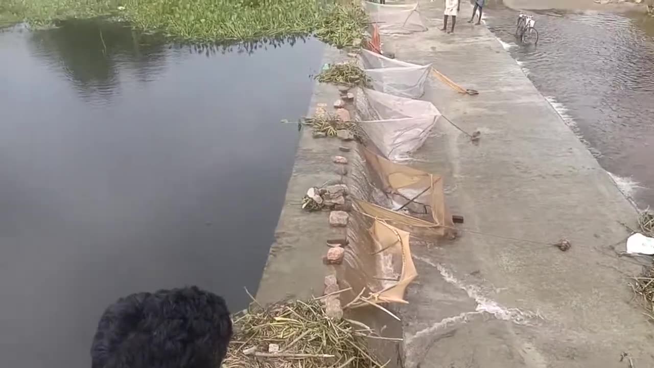 Village fishing method in overflow water in dam