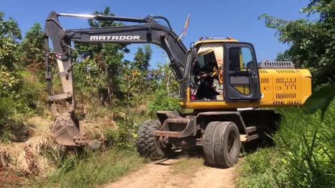 Incredible Skill Trailer Operator Bring Wheeled Excavator Clump To Mountain