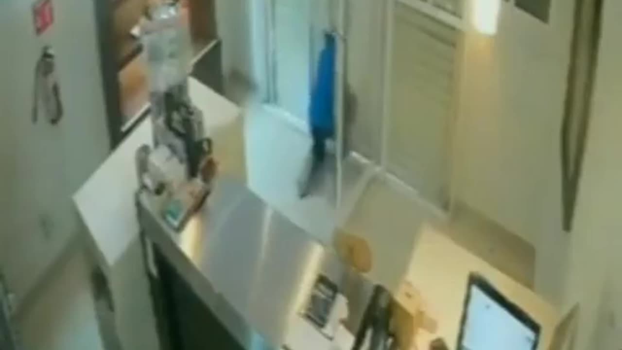 Thief Gets Trapped