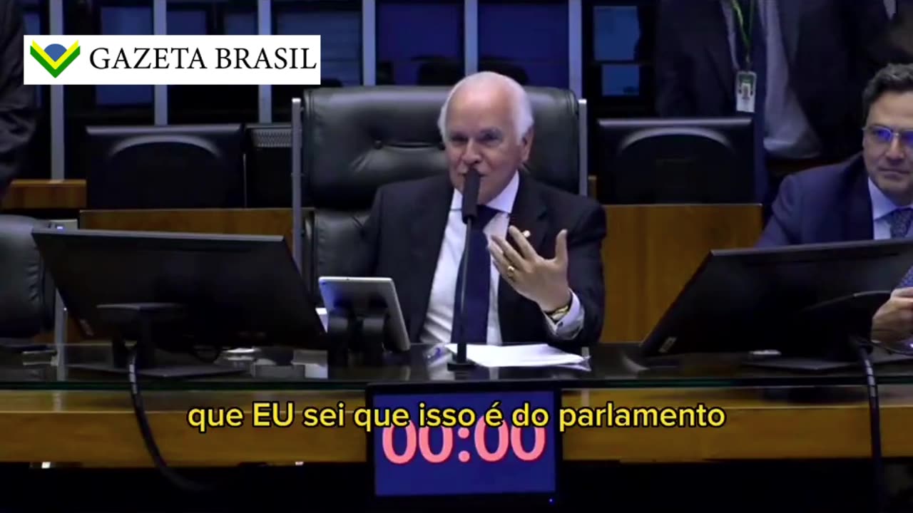 Deputado parte para cima de petista durante bate-boca na Câmara