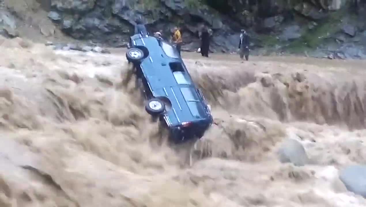 Family stuck in van in massive flash flood in Pakistan 2022