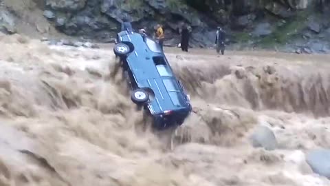 Family stuck in van in massive flash flood in Pakistan 2022