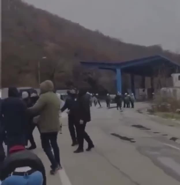 Kosovo: Serbians break through checkpoint/blockade