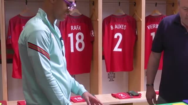 Fabio Carvalho learns how different colours can appear to players who are colour blind.