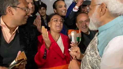 Woman sings a song welcome pm modi to syden ?