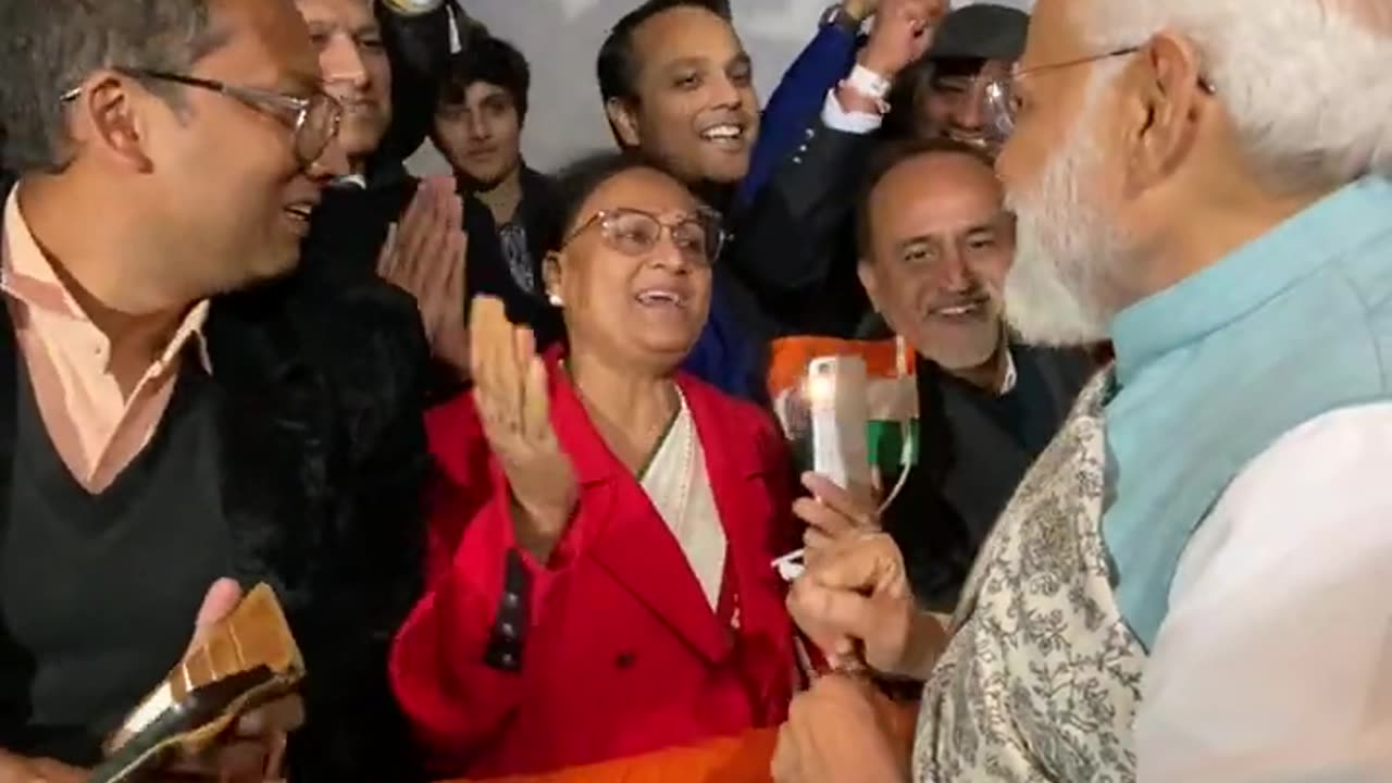 Woman sings a song welcome pm modi to syden ?