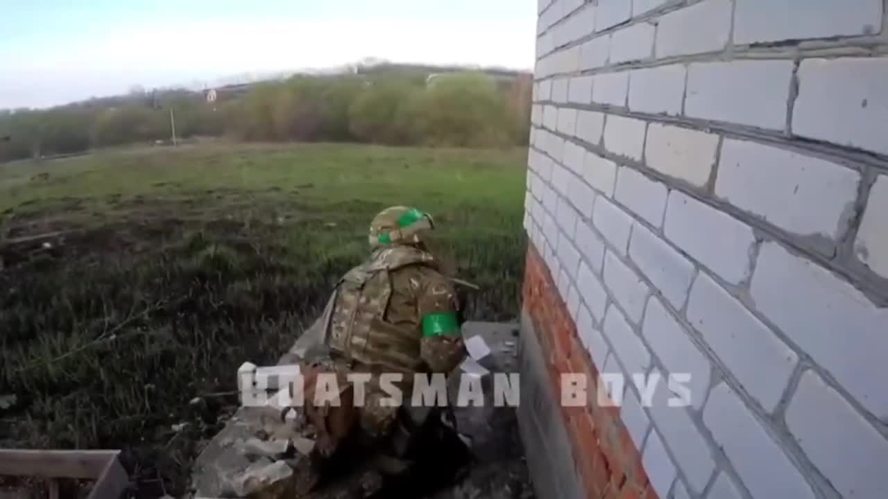 Ukrainian Infantry Push Russians Out of a Village
