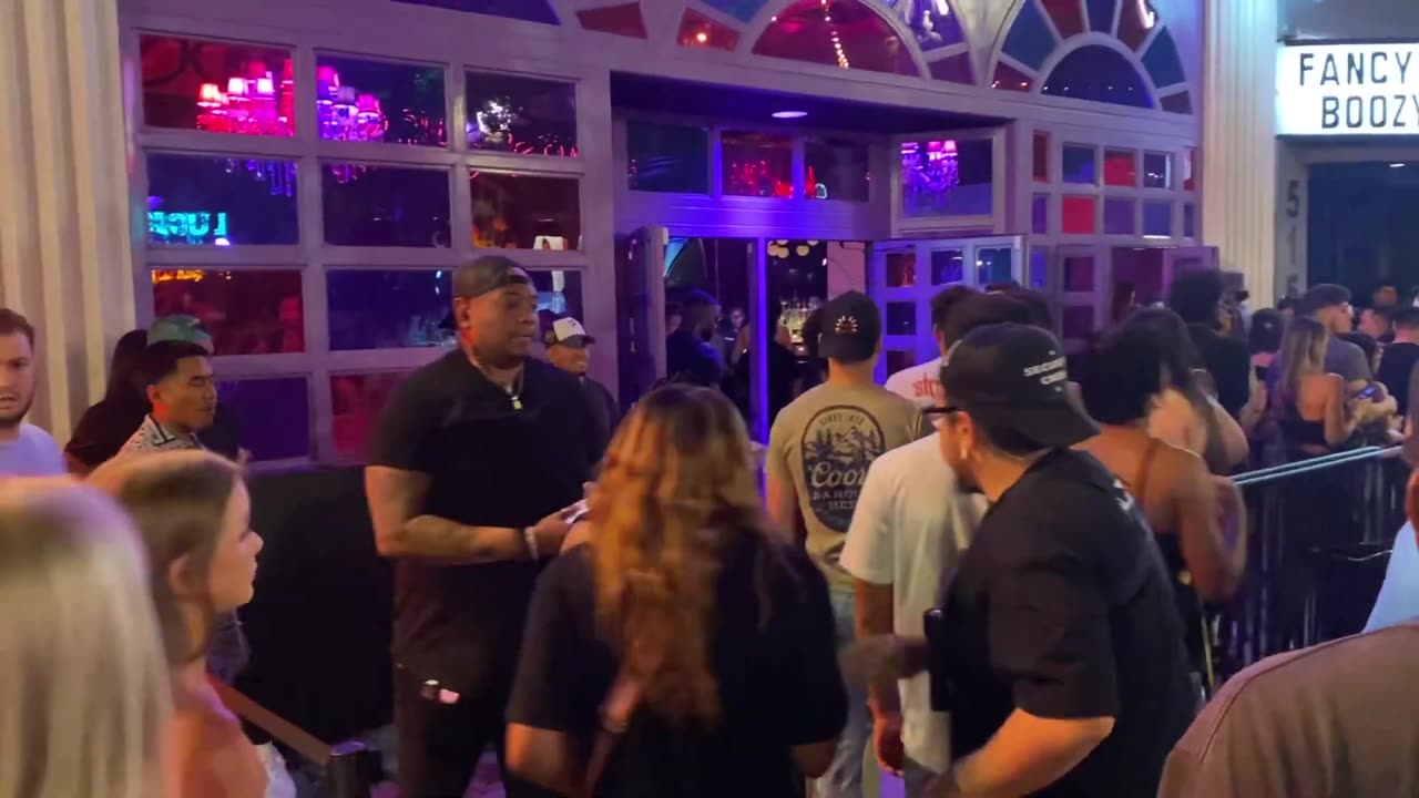 Las Vegas CRAZY BAR FIGHT BREAKS OUT 😳😳￼