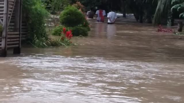 Sungai ciujung banten meluap,sehingga membuat banjir ke kampung"#save banten indonesia #