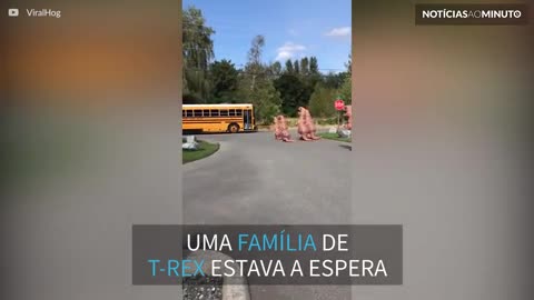 Família de ‘T-Rex’ recepciona menina ao voltar da escola