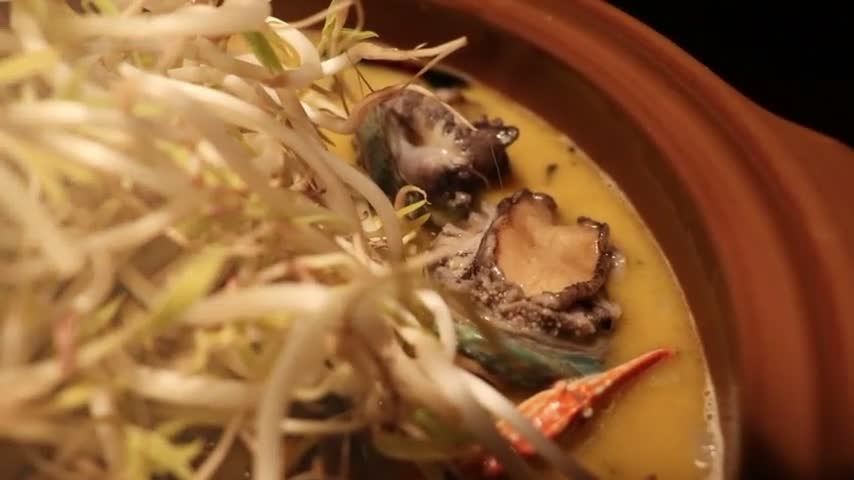 The abalone is alive in Nagasaki Seafood Soup.