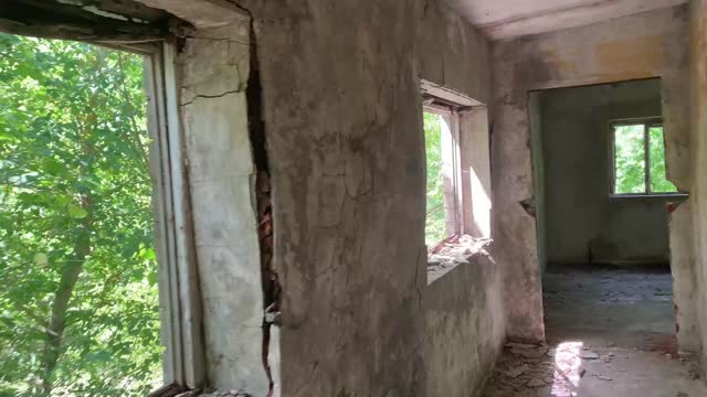 Lost Places - Zu Fuß unterwegs mit Frauchen in einer alten Russenkaserne Zufallsfund Teil 2