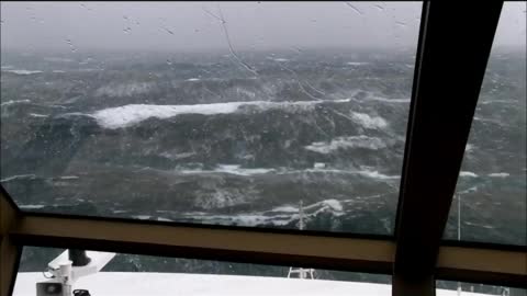 Queen Elizabeth 2011 in an Atlantic Force 11 gale