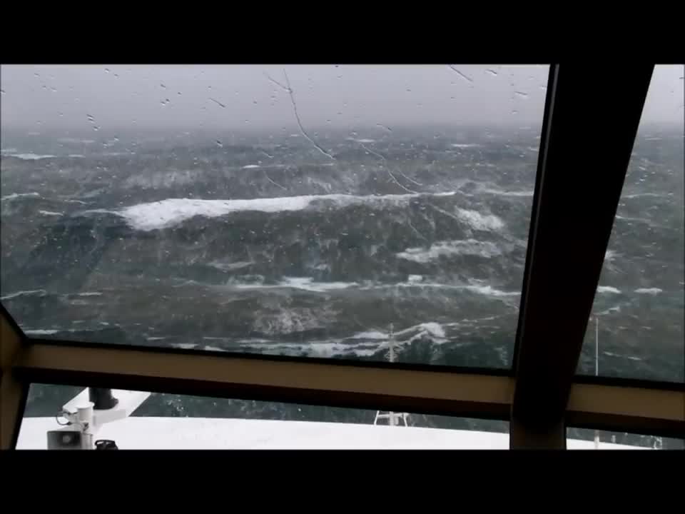 Queen Elizabeth 2011 in an Atlantic Force 11 gale