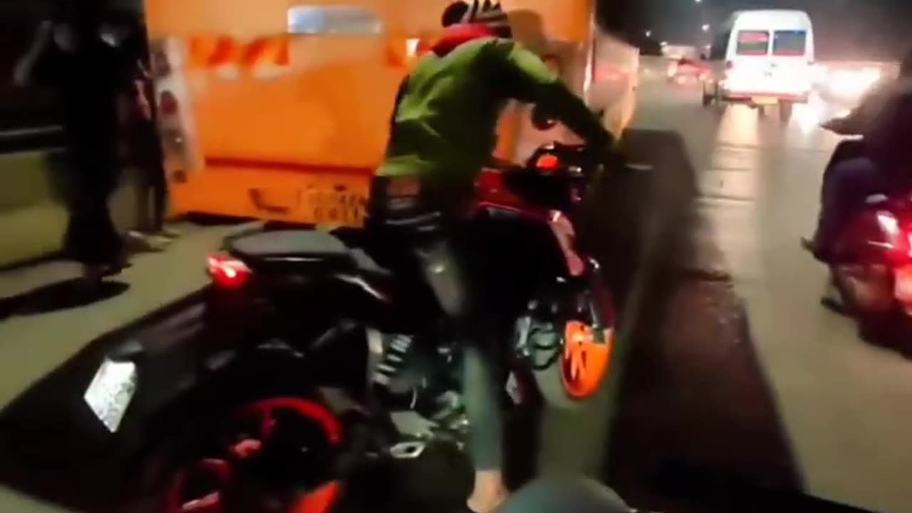 Ktm duke live accident 😱😱 city riding street race gone rong bike crash 🥺🥺