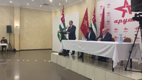 Лидер оппозиции Адгур Ардзинба на съезде Аруаа.