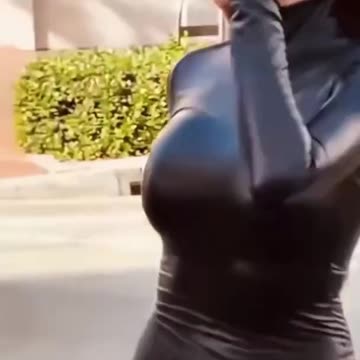 MILF QUEEN IS SO HOT 😲