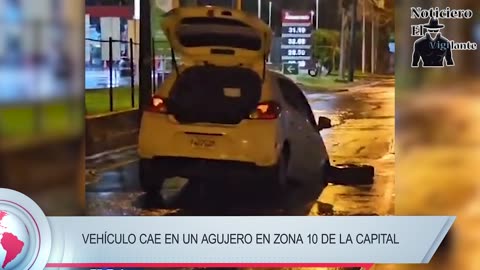 Vehículo cae en un agujero en zona 10 de la capital