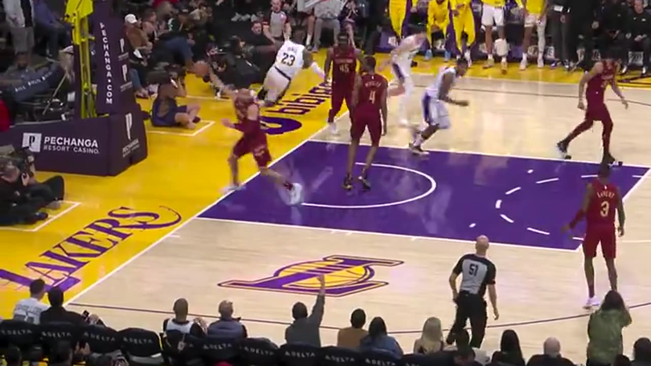 LeBron James Slams Home Alley-Oop! Lakers vs. Cavaliers