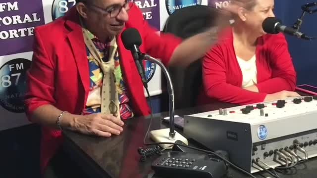 DURANTE ENTREVISTA OUVINTE FAZ PERGUNTA
