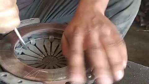 The function of increasing scratches on the clutch is