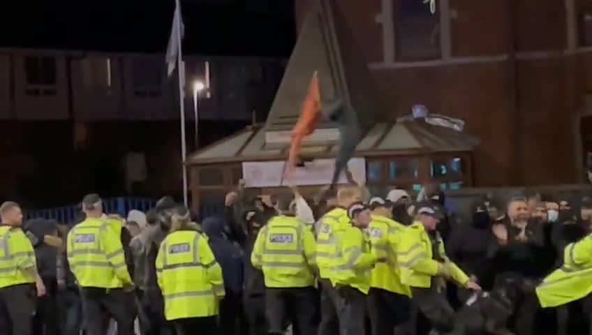 Hindu temple being targeted in Leicester England as running street battles continue