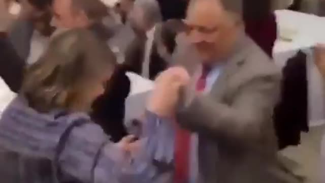 Marc van Ranst danst op een Marokkaans feest.