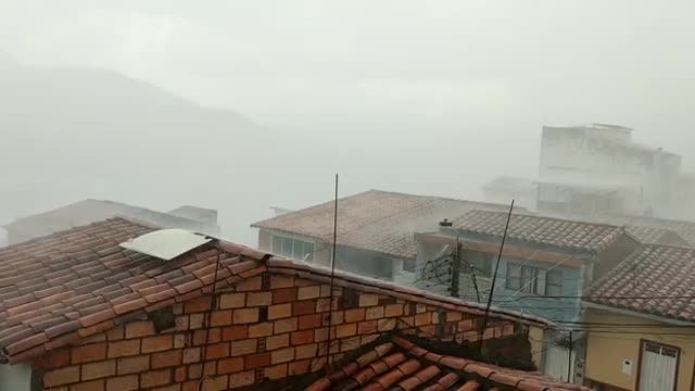 Lo que más llamó la atención de la lluvia que duró cerca de 15 minutos fue la granizada