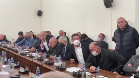 Валерий Кварчиа отметил, что заседание сессии продолжится, но уже без журналистов