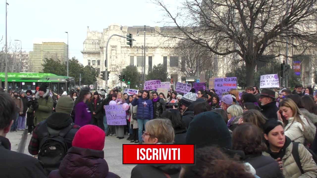 Milano, la manifestazione contro i tagli ai fondi per i disturbi alimentari