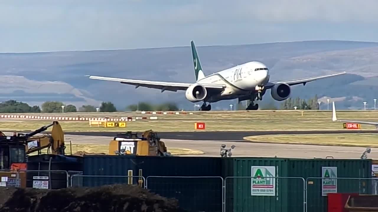 PIA B777 Bumpy landing at Manchester AP-BGL