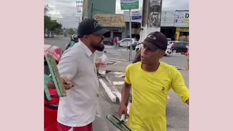 Malokas fight to clean a customer's windshield in the middle of the street... Harsh Reality!