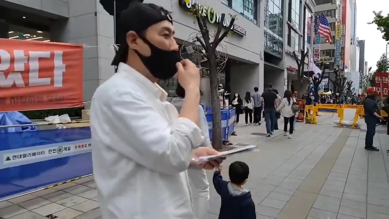 20210430_V3_S04(QrXjoRS1qo4)잘 받아 갑니다! 젊은이들에게 마스크를! 홍대입구역에서